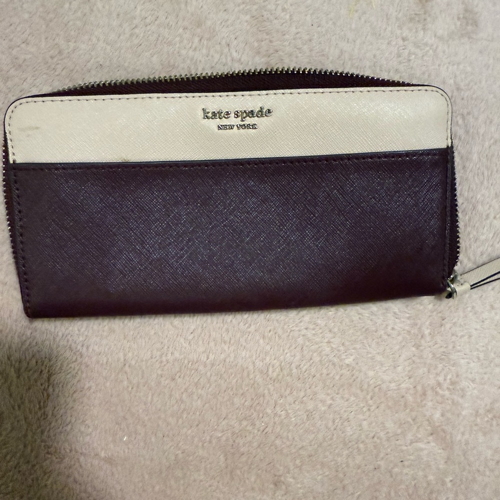 🟡🟡Kate Spade Purple and Cream Zip Wallet